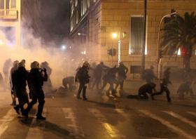 MANIFESTANTES ATIRAM BOMBAS EM ATENAS E POLÍCIA RESPONDE COM GÁS LACRIMOGÉNIO