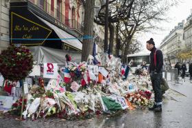 FRANÇA/ATENTADOS: EAGLES OF DEATH METAL DEPOSITAM COROA DE FLORES EM FRENTE AO BATACLAN