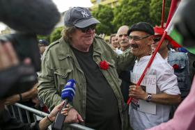 CINEMA: MICHAEL MOORE ‘INVADE’ PORTUGAL E COPIA POLÍTICA PORTUGUESA SOBRE DROGAS