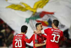 BENFICA VENCE TONDELA E RECUPERA LIDERANÇA DA I LIGA