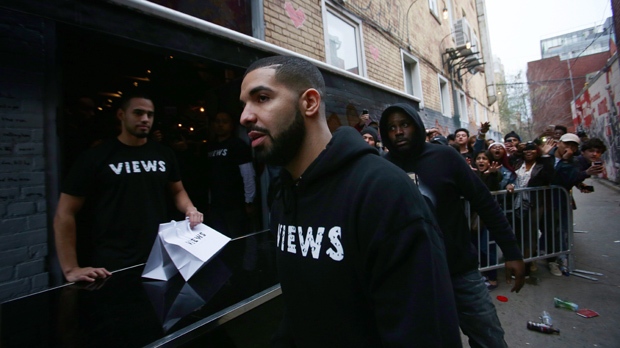 O rapper de Toronto, Drake, deixa uma loja pop-up na Queen St. West onde ele esteve a distribuir camisolas para promover o seu próximo álbum em Toronto, no domingo, 24 de abril de 2016. The Canadian Press/Cole Burston