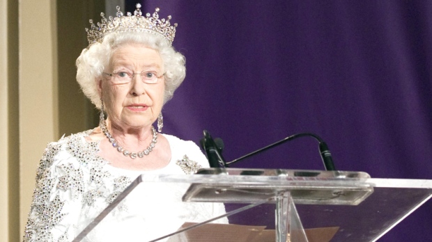 A Rainha Isabel II durante um jantar de Estado, em Toronto. 5 de julho de 2010. (Frank Gunn/The Canadian Press)