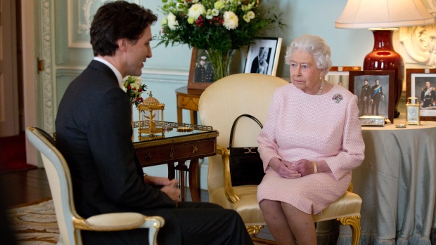 O primeiro-ministro Justin Trudeau numa audiência privada com a rainha Isabel II no Palácio de Buckingham, em Londres - 25 de novembro de 2015. (Yui Mok / AP)