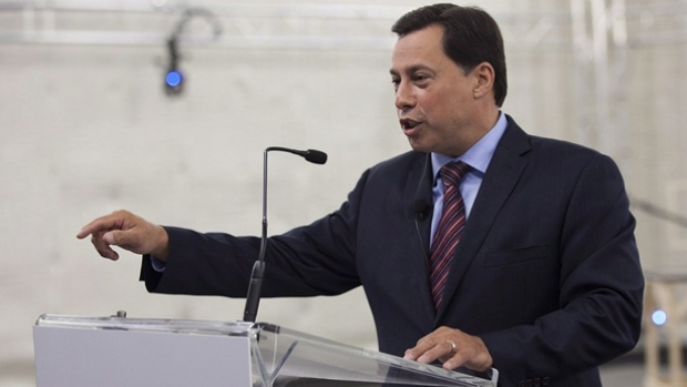 O Ministro do Desenvolvimento Económico, Emprego e Infraestrutura Brad Duguid diz que o projeto com a Formet tem como objetivo as competências necessárias para construir a próxima geração de veículos mais eficientes. (Michelle Siu/Canadian Press - Foto de arquivo)