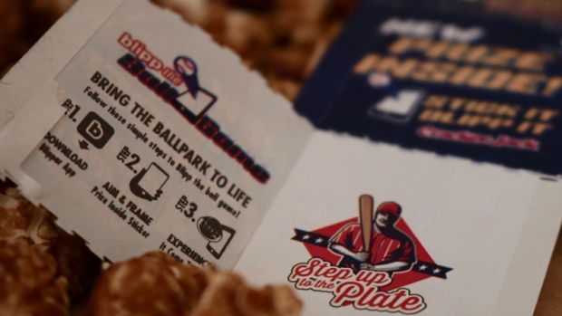 Cracker Jack apresenta o novo Prize Inside onde as famílias podem digitalizar o sticker no interior para desfrutar os seus momentos de basebol favoritos através de uma experiência móvel única. (PRNewsFoto/Cracker Jack, da PepsiCo’s)