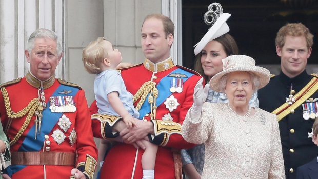 O Príncipe William com o filho, o príncipe George, a rainha Isabel II, Kate, Duquesa de Cambridge, o príncipe de Gales e o príncipe Harry, no Palácio de Buckingham em 13 de Junho de 2015. (Tim Ireland / AP)