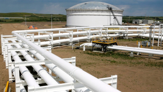 Uma instalação de oleodutos e tanque de armazenamento é mostrada em Hardisty, Alberta. - 20 de junho de 2007. (Larry MacDougal/The Canadian Press)