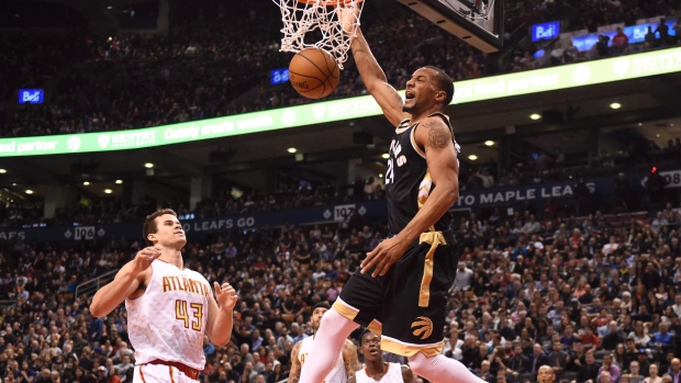 Norman Powell, jogador dos Toronto Raptors, procura encestar num jogo contra os Indiana Pacers - 8 de abril de 2016. (The Canadian Press/Peter Power)