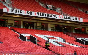 POLÍCIA RETIRA 10.000 ADEPTOS DO ESTÁDIO OLD TRAFFORD DEVIDO A PACOTE SUSPEITO