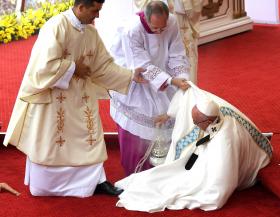 PAPA CAI NO INÍCIO DE MISSA PERANTE CENTENAS DE MILHARES NA POLÓNIA