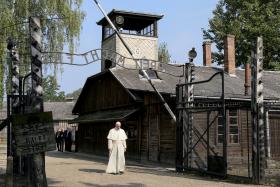 PAPA PEDE PERDÃO “POR TANTA CRUELDADE” EM MENSAGEM NO LIVRO DE HONRA DE AUSCHWITZ