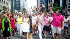 A líder do partido “Os Verdes”, Elizabeth May, a primeira-ministra do Ontário Kathleen Wynne, o primeiro-ministro Justin Trudeau, e o presidente de Toronto John Tory, durante a Parada do Orgulho em Toronto, no domingo, 3 de julho de 2016. The Canadian Press/Nathan Denette