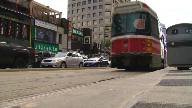 QUASE UM TERÇO DOS ACIDENTES DE BICICLETA NO CENTRO DE TORONTO ENVOLVEM TRILHOS DE ELÉTRICO