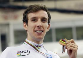 BRITÂNICO SIMON YATES GANHA SEXTA ETAPA DA VOLTA A ESPANHA EM BICICLETA