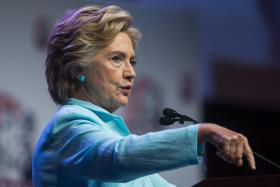 HILLARY CLINTON CRITICA O PLANO ECONÓMICO APRESENTADO POR DONALD TRUMP