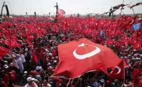 COMEÇOU EM ISTAMBUL MANIFESTAÇÃO GIGANTESCA CONVOCADA PELO REGIME DE ERDOGAN