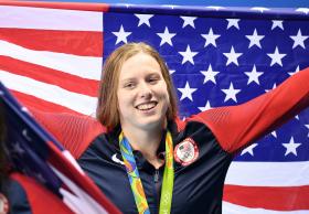 RIO2016: NADADORA NORTE-AMERICANA LILLY KING CONQUISTA OURO NOS 100 METROS BRUÇOS