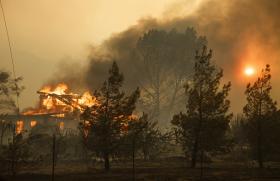 INCÊNDIO NA CALIFÓRNIA (EUA) CAUSA RETIRADA DE 82.000 PESSOAS