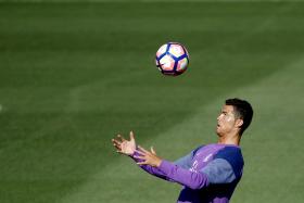 FOTÓGRAFO LUSO-CANADIANO QUER JUNTAR CRISTIANO RONALDO À SUA LISTA DE CELEBRIDADES