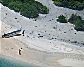 CASAL RETIDO EM ILHA REMOTA DO PACÍFICO RESGATADO GRAÇAS A SOS DESENHADO NA AREIA