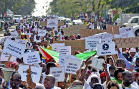 CENTENAS DE PESSOAS MARCHAM EM MAPUTO PARA EXIGIR PAZ EM MOÇAMBIQUE