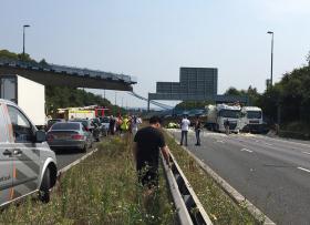 PONTE PARA PEÕES COLAPSOU PERTO DE KENT NO SUDESTE DE INGLATERRA