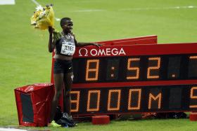 RUTH JEBET BATE RECORDE DO MUNDO DOS 3.000 METROS OBSTÁCULOS