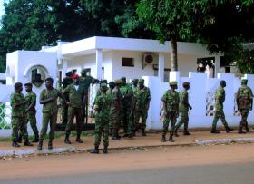 MILITARES DA GUINÉ-BISSAU RECEBEM GUIA DOS DIREITOS HUMANOS