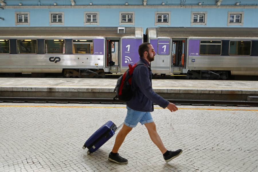 GREVE DOS REVISORES DA CP SUPRIMIU 708 COMBOIOS ATÉ ÀS 18 ...