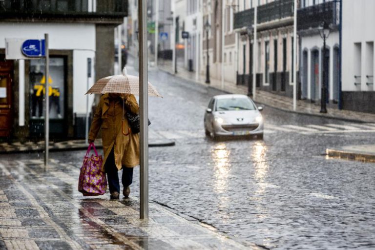 ILHAS DE SÃO MIGUEL E SANTA MARIA COM AVISO LARANJA POR CAUSA DA CHUVA FORTE