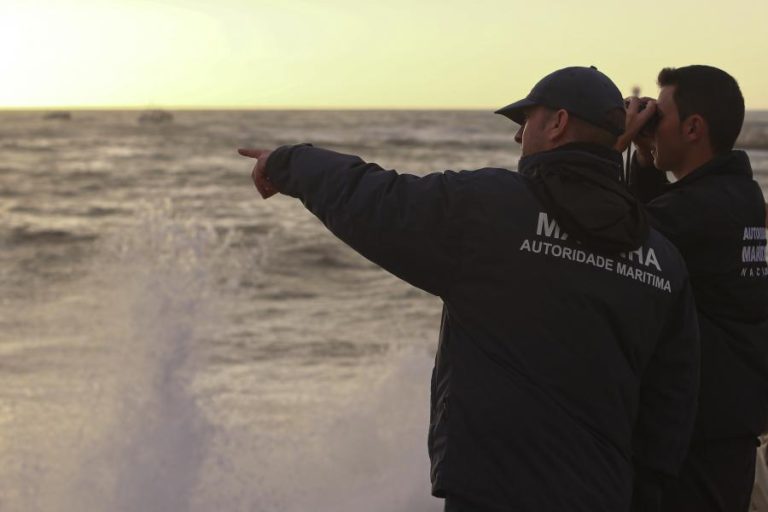 FARDO DE 30 QUILOS DE HAXIXE DEU À COSTA NA ILHA DA CULATRA NO ALGARVE