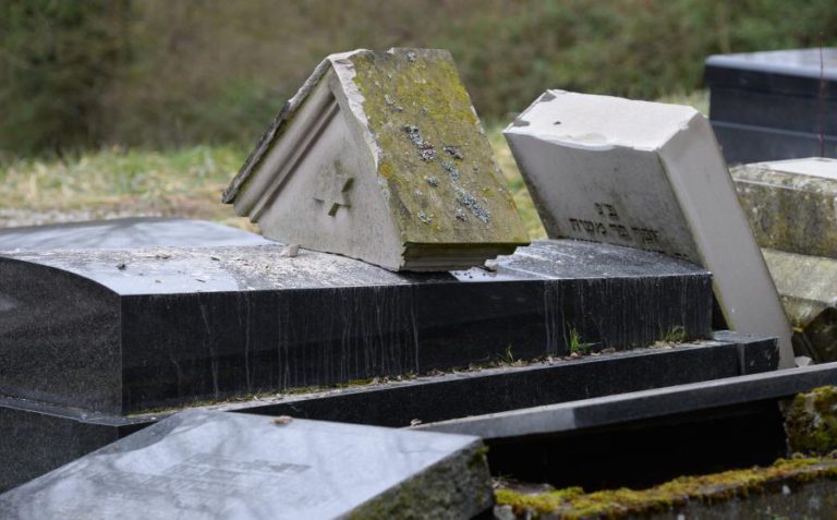 PROFANADAS CERCA DE 80 SEPULTURAS DE UM CEMITÉRIO JUDEU EM FRANÇA