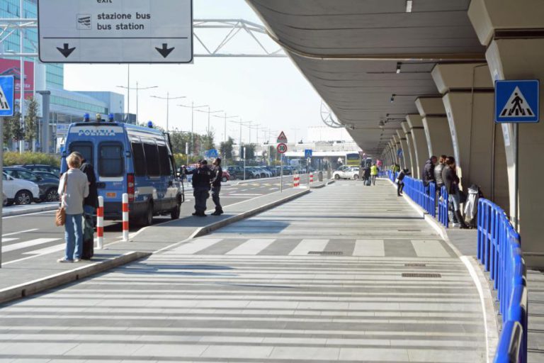 INCÊNDIO PROVOCA ENCERRAMENTO DE AEROPORTO NA CAPITAL ITALIANA