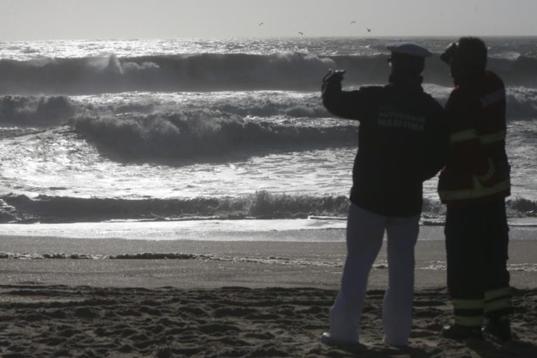 HOMEM MORRE AFOGADO NA MEIA PRAIA EM LAGOS