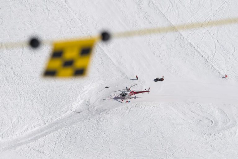 AUTORIDADES SUSPENDEM BUSCAS EM ESTÂNCIA SUÍÇA E CONFIRMAM UM MORTO EM AVALANCHE