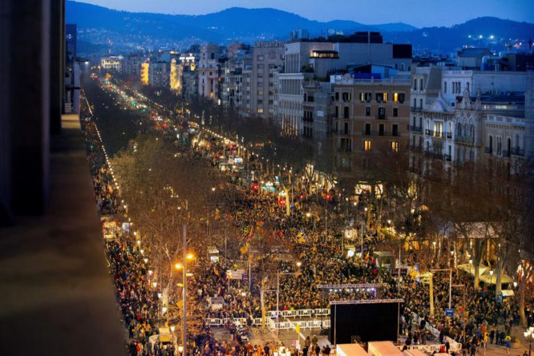 MAIS DE CEM MIL PESSOAS EM BARCELONA E GIRONA CONTRA JULGAMENTO DE INDEPENDENTISTAS