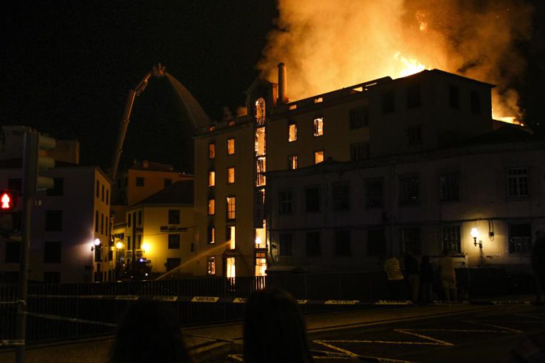 INCÊNDIO DE GRANDES PROPORÇÕES DEFLAGROU EM ANTIGA FÁBRICA NO CENTRO DO FUNCHAL