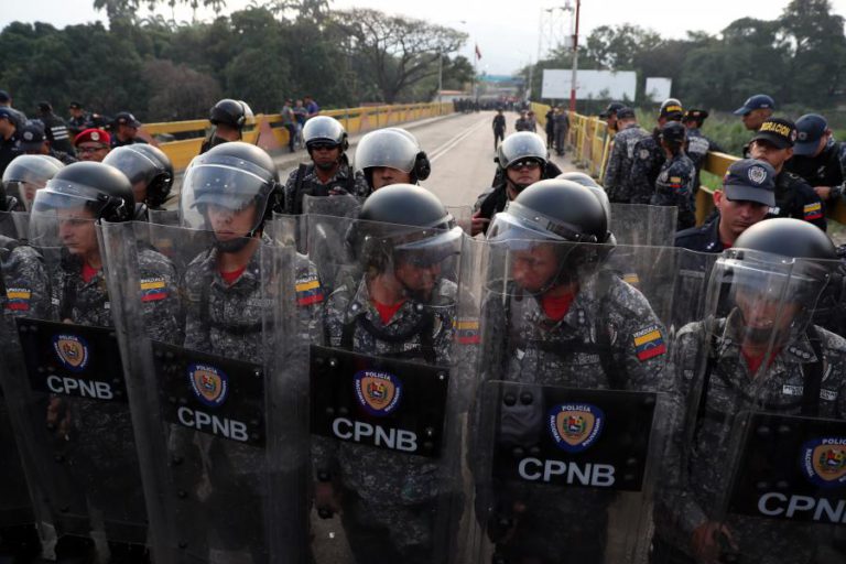 PROTESTOS E REPRESSÃO MARCAM DIA EM QUE OPOSIÇÃO ESPERA ENTRADA AJUDA HUMANITÁRIA NA VENEZUELA