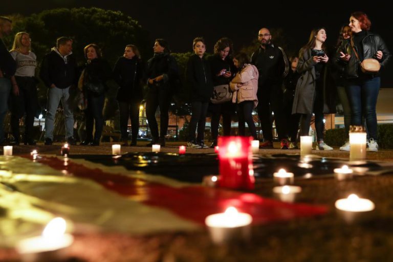 CERCA DE UMA CENTENA DE ENFERMEIROS EM VIGÍLIA EM FRENTE AO PALÁCIO DE BELÉM