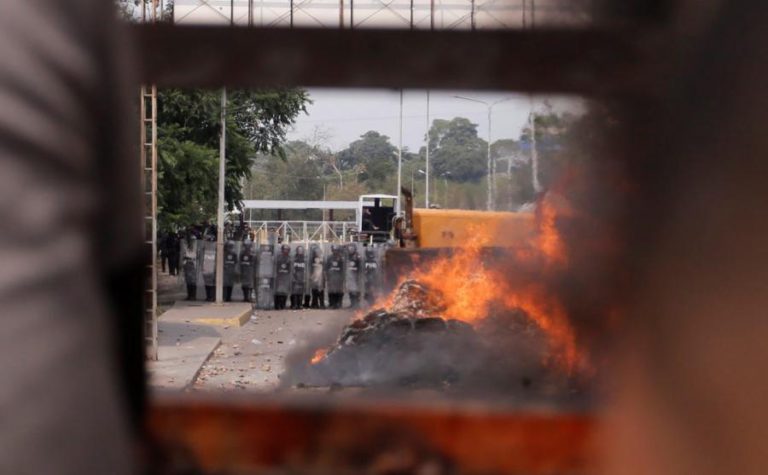 COLÔMBIA DIZ QUE AUMENTOU PARA 23 NÚMERO DE MILITARES E POLÍCIAS QUE DESERTARAM