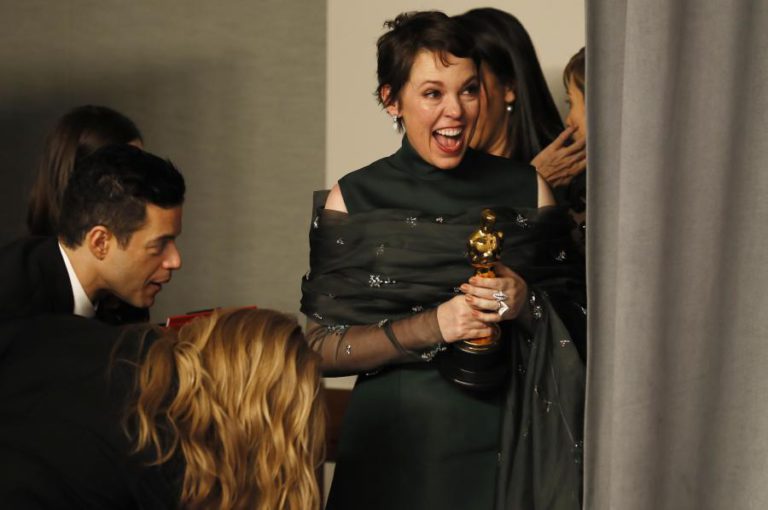 OLIVIA COLMAN FICOU “SEM SABER O QUE FAZER” AO VENCER O ÓSCAR DE MELHOR ATRIZ