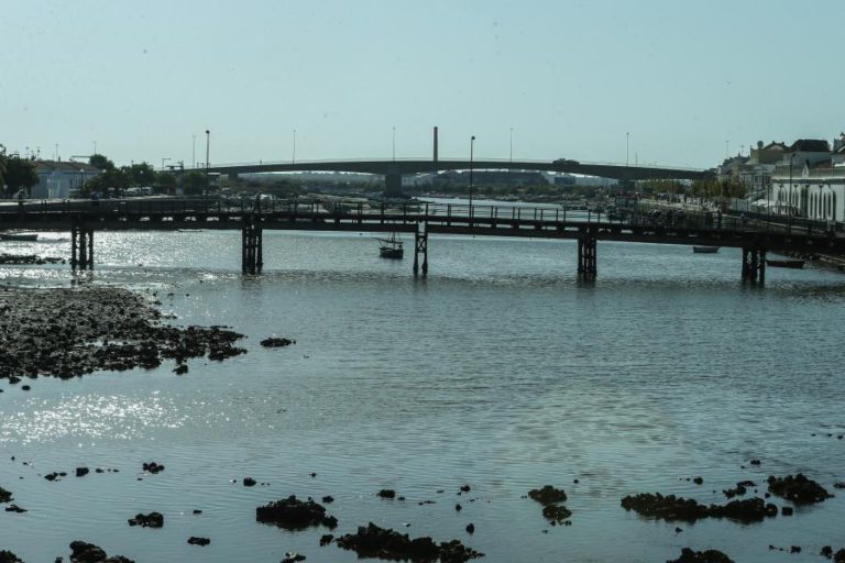 ASSOCIAÇÕES RELACIONAM DRAGAGENS NO RIO GILÃO COM LIXO QUE DEU À COSTA EM TAVIRA