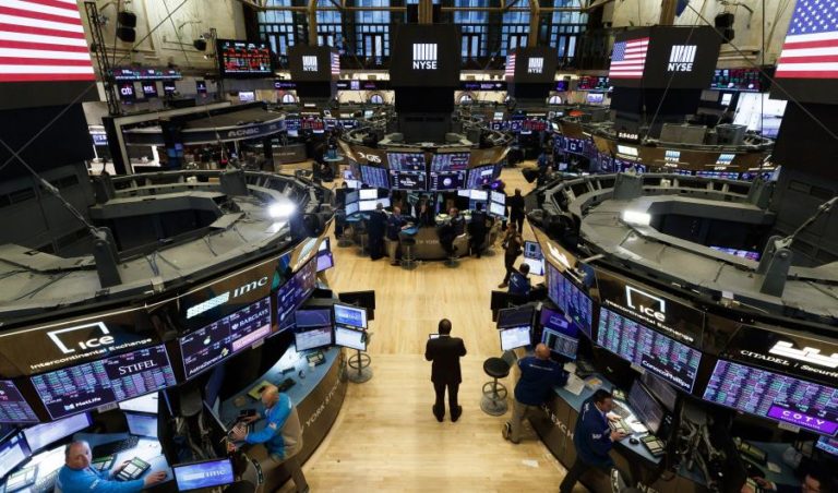 SUBIDA EXPONENCIAL DE INFEÇÕES COM NOVO CORONAVÍRUS PÕE WALL STREET NO VERMELHO