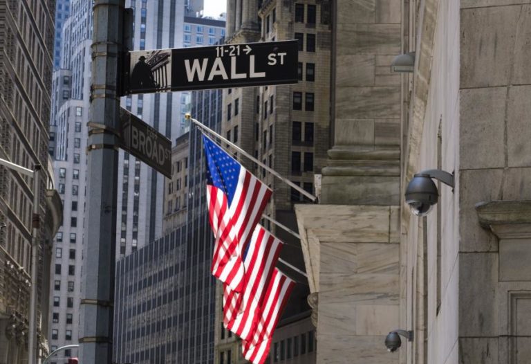 WALL STREET FECHA EM ALTA COM REDUÇÃO DE REGRAS CONTRA ESPECULAÇÃO FINANCEIRA