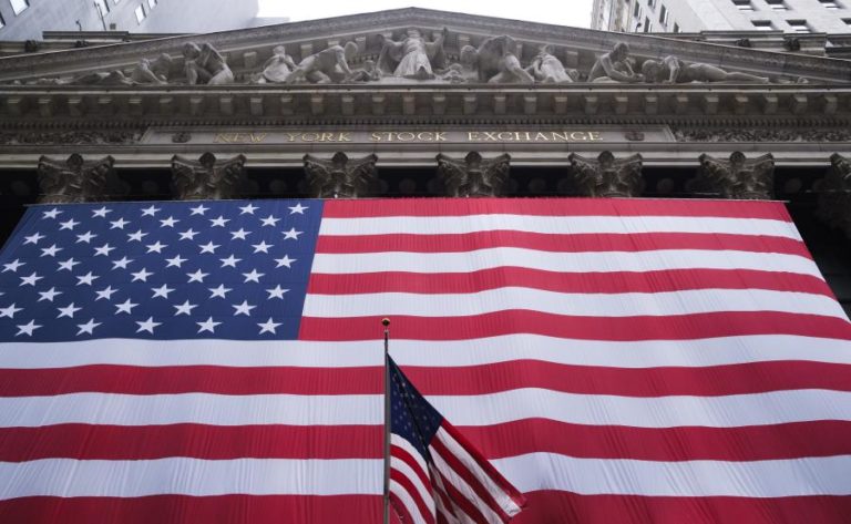 WALL STREET ENCERRA MISTO COM NASDAQ A ULTRAPASSAR OS 10.000 PONTOS PELA PRIMEIRA VEZ