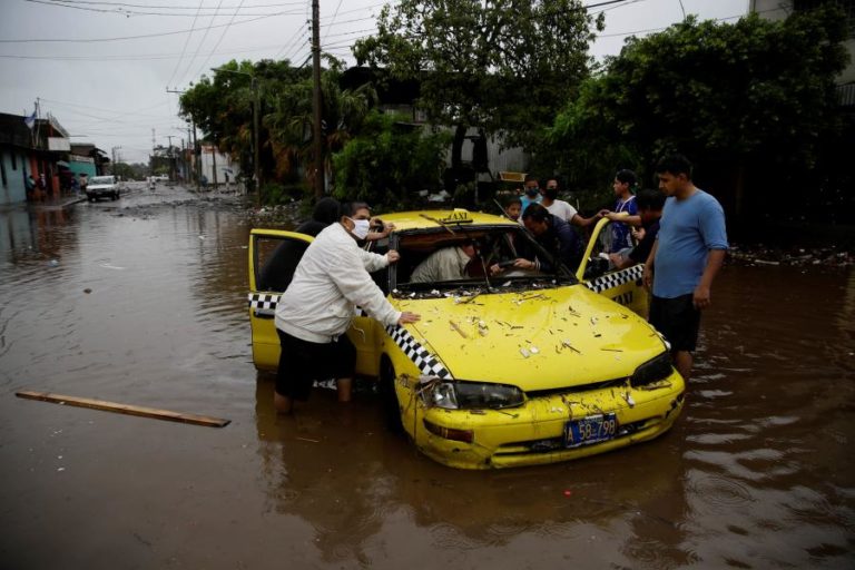 TEMPESTADE AMANDA DEIXA RASTO DE MORTE E DE DEVASTAÇÃO NA AMÉRICA CENTRAL