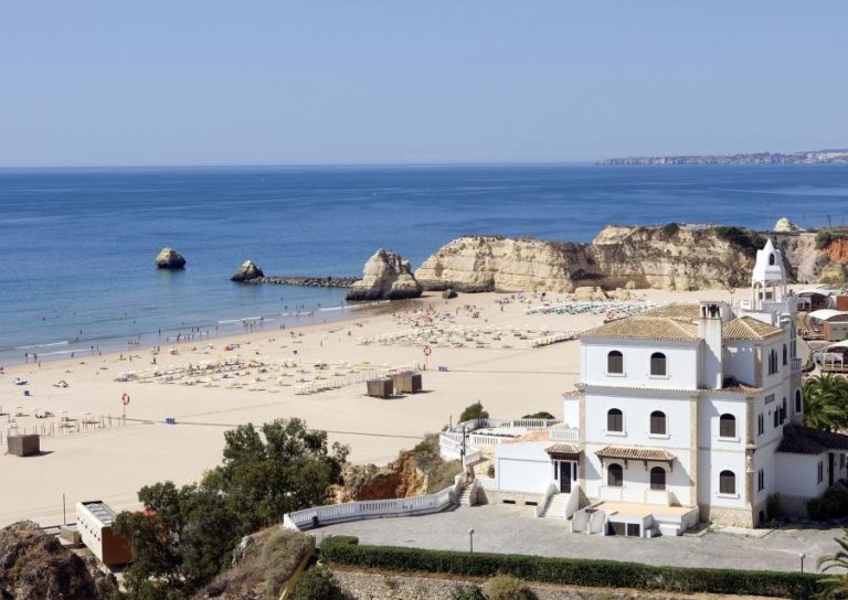 AUTORIDADES PROCURAM HOMEM DESAPARECIDO NA PRAIA DA ROCHA EM PORTIMÃO