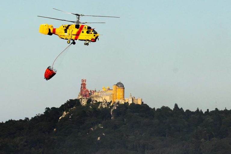 TRÂNSITO INTERDITADO NA SERRA DE SINTRA ATÉ SEXTA-FEIRA, DEVIDO AO RISCO DE INCÊNDIO