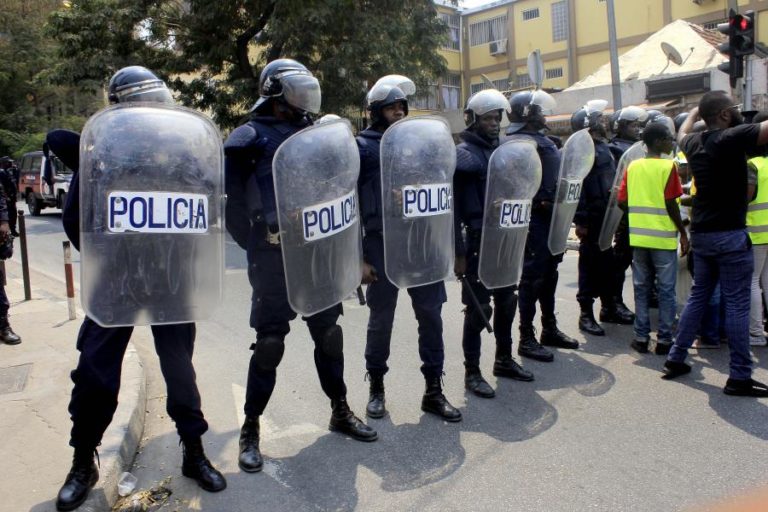 ANGOLANOS EM LISBOA PROMOVEM RECOLHA DE ASSINATURAS CONTRA VIOLÊNCIA POLICIAL EM ANGOLA