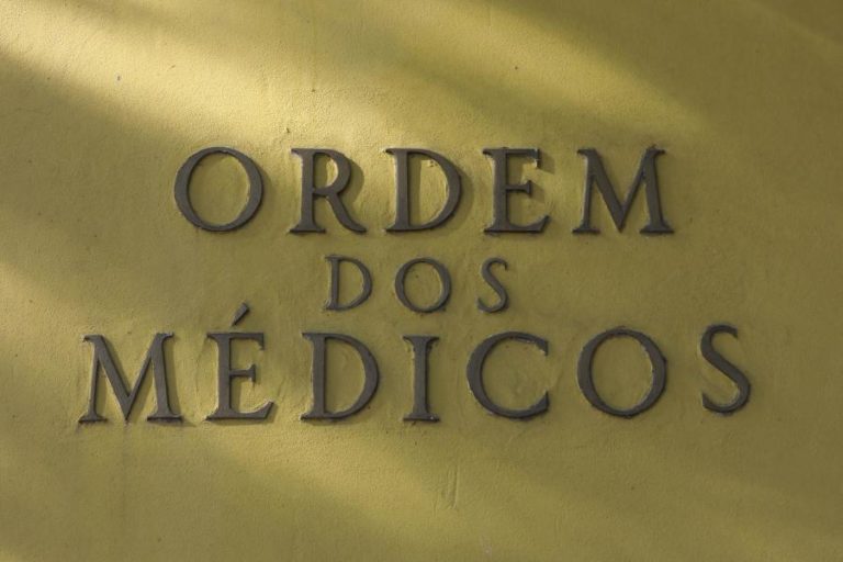 COVID-19: MÉDICOS QUEREM DIVULGAÇÃO URGENTE DA ESTRATÉGIA OUTONO-INVERNO